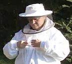 un blouson et chapeau de protection pour apiculteur pour pratiquer une apiculture agréable